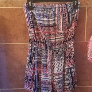 This is a cute little strapless romper